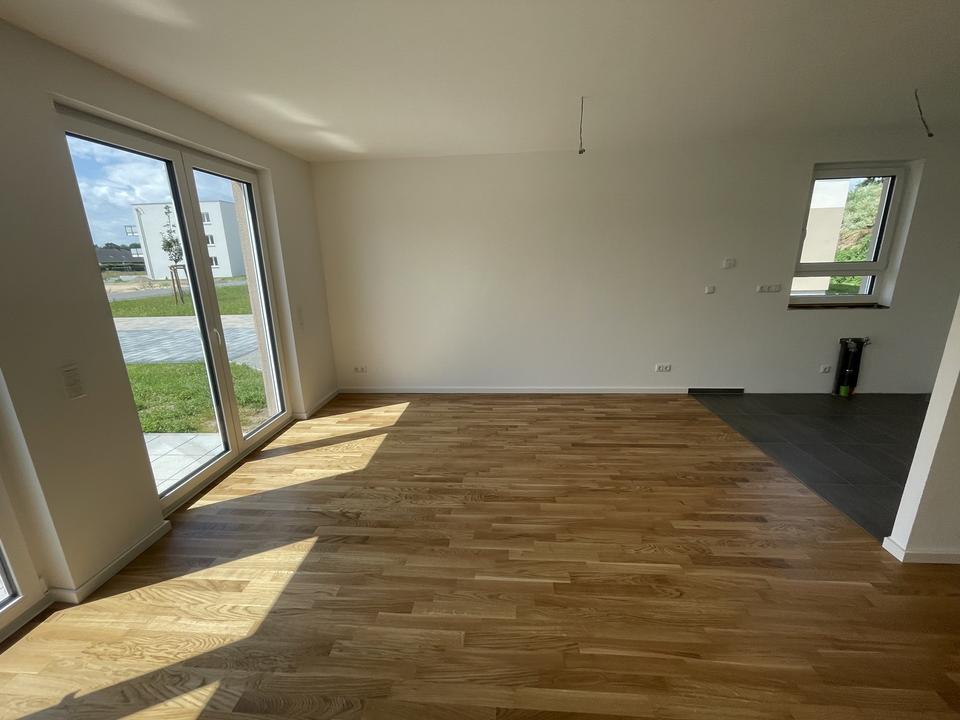 140qm Neubau-Doppelhaushälfte mit 6 Zimmern inkl. EBK, Parkett, elek. Rollläden, Zaun, 2 Pkw-Plätze – Bild 5