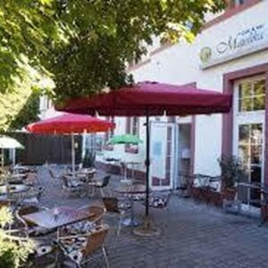 Neu renovierte Fabrikkneipe / 90 Sitzplätze innen 90 Plätze außen