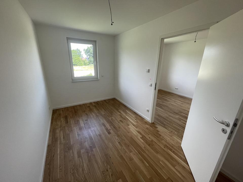 140qm Neubau-Doppelhaushälfte mit 6 Zimmern inkl. EBK, Parkett, elek. Rollläden, Zaun, 2 Pkw-Plätze – Bild 12