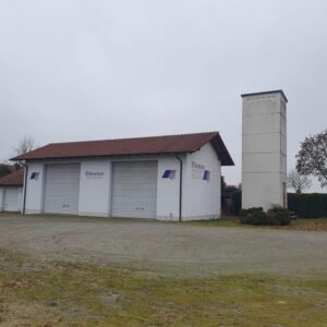 Gewerbehalle auf großem Grundstück mit direkter Autobahnlage