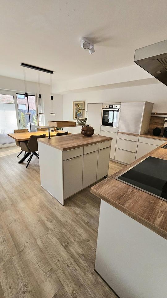 Neuwertige 2-Zimmer Erdgeschosswohnung mit Einbauküche + Garten – Bild 3