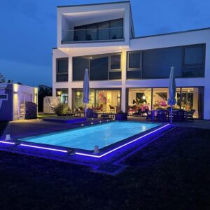 Designvilla mit Pool, Lift und Glasarchitektur