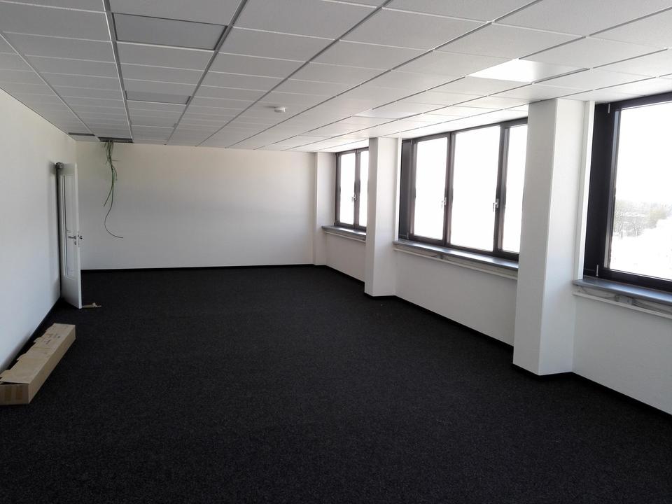 Moderne Praxis / Büros mit Gewerbehalle zu vermieten – Bild 7