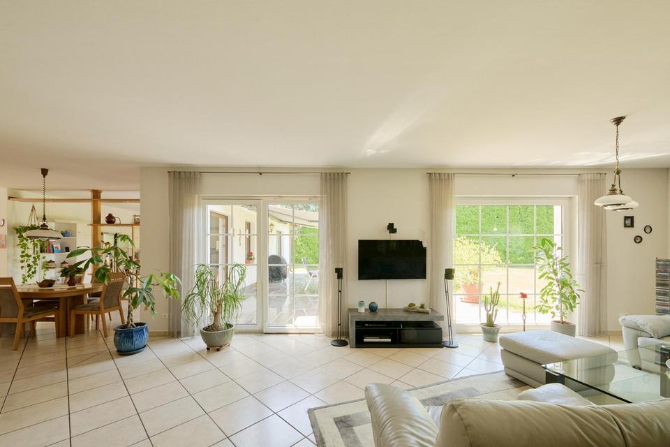 Großzügiges Einfamilienhaus auf traumhaft schönem Grundstück – Bild 12