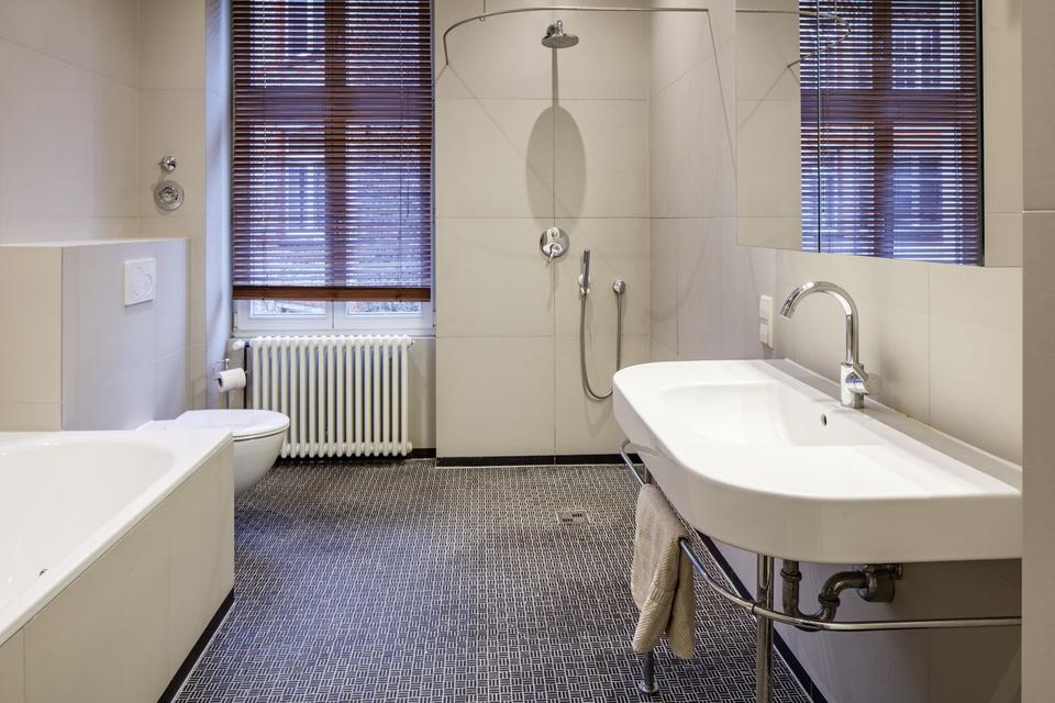 Bezugsfreie sonnige, top-sanierte 3-Zi-Altbauwhg mit Erker beim Lausitzer Platz – Bild 19