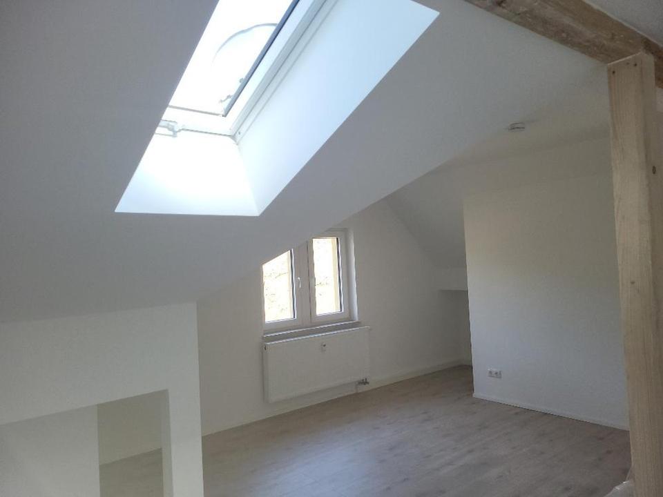 Super sanierte 4-Raum Dachgeschoss WE mit neuer Einbauküche – Bild 12