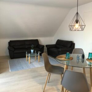 Charmante Dachwohnung für junge Berufstätige in Stuttgart-Obertürkheim