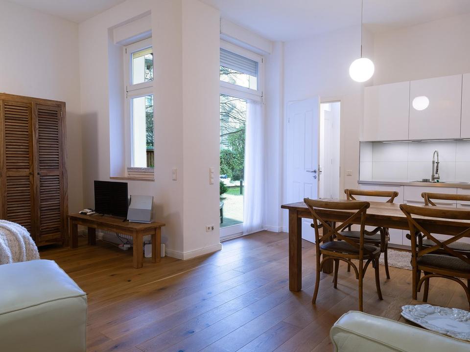 All-inclusive! Hochwertig möblierte Wohnung mit Einbauküche und Balkon – Bild 4