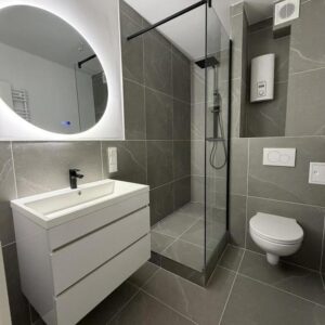 Sanierte 2-Zimmer-Wohnung mit Stellplatz in zentraler, aber ruhiger Lage-nahe AKN Eidelstedt Zentrum