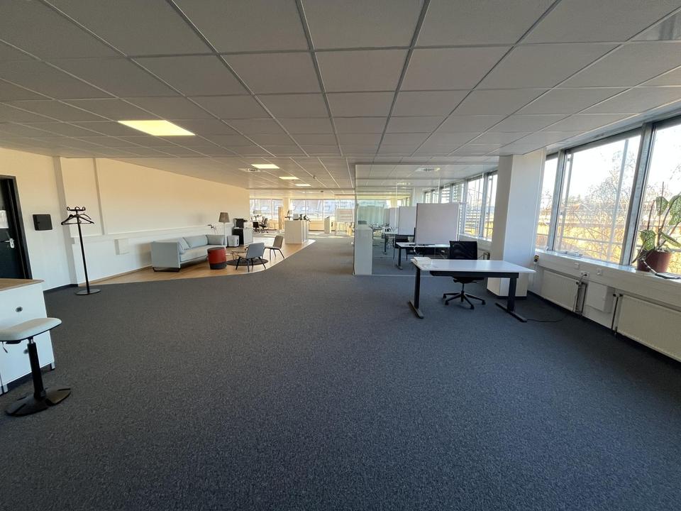Bezugsfertige Bürofläche mit Glasbüros, Lounge & Top-Anbindung – möbliert möglich – Bild 8