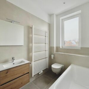 Wunderschön modernisierte 3-Zi.-Wohnung im 2. OG: XXL-Fliesen, Tageslichtbad & Stellplatz auf Wunsch