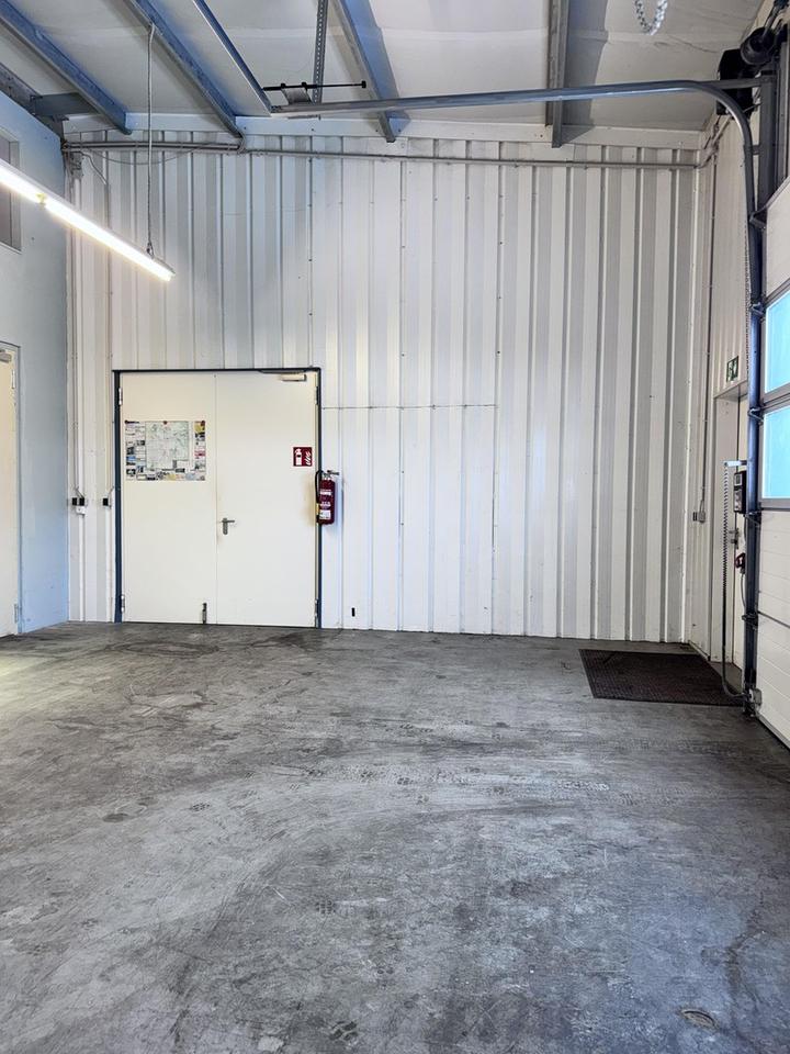 Lagerhalle / Produktionshalle mit Büroräumen – Bild 11