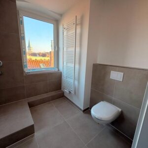 Dachgeschoss Erstbezug: 4 Zimmer, Top-Energiewerte & 10 m² Balkon in zentraler Lage