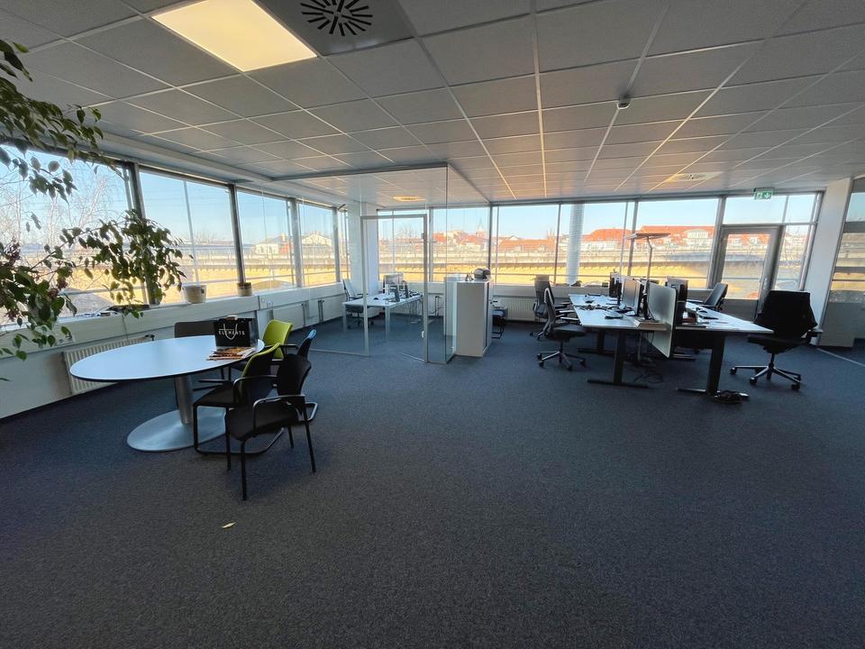 Bezugsfertige Bürofläche mit Glasbüros, Lounge & Top-Anbindung – möbliert möglich – Bild 9