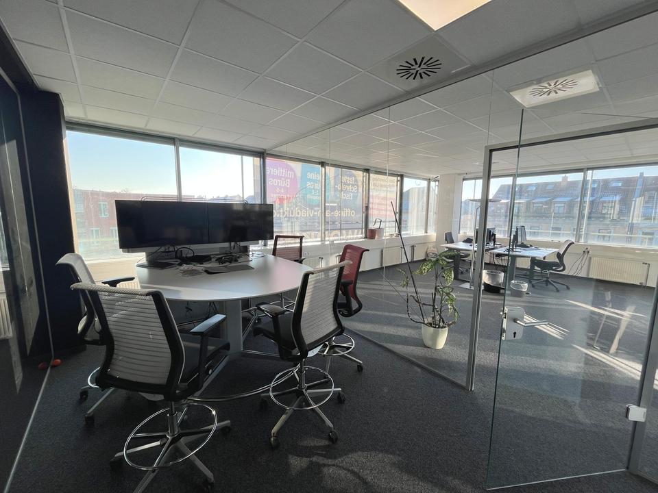 Bezugsfertige Bürofläche mit Glasbüros, Lounge & Top-Anbindung – möbliert möglich – Bild 4