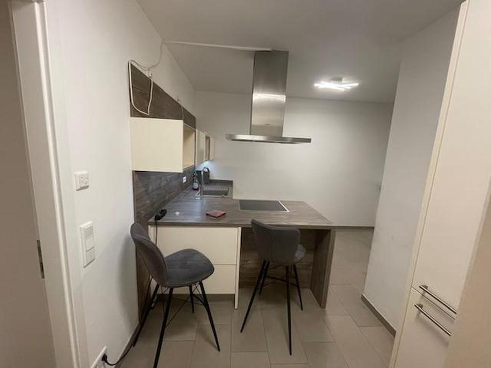 Stilvolle, neuwertige 1,5-Zimmer-Erdgeschosswohnung mit Einbauküche in Frankfurt am Main – Bild 3