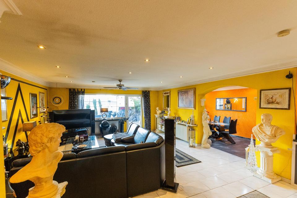 Wohnen wie im Haus: 250 m² auf einer Ebene , separater Eingang, riesen Terrasse