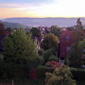 Über dem Tal im Grünen wohnen