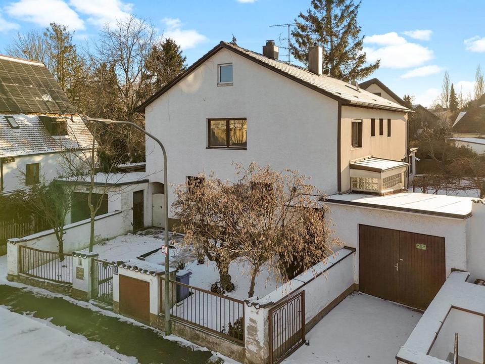 Sofort frei! Freistehendes Zweifamilienhaus mit 2 Garagen! – Bild 2