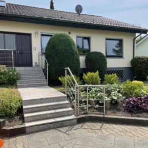 Großzügiges, helles Einfamilienhaus mit Einliegerwohnung, Massivbauweise, Sackgassenlage