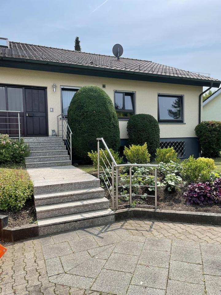 Großzügiges, helles Einfamilienhaus mit Einliegerwohnung, Massivbauweise, Sackgassenlage