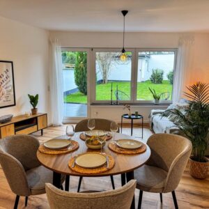 *TOP* modernisierte 4- Zimmer- Wohnung mit Garten und Doppelgarage