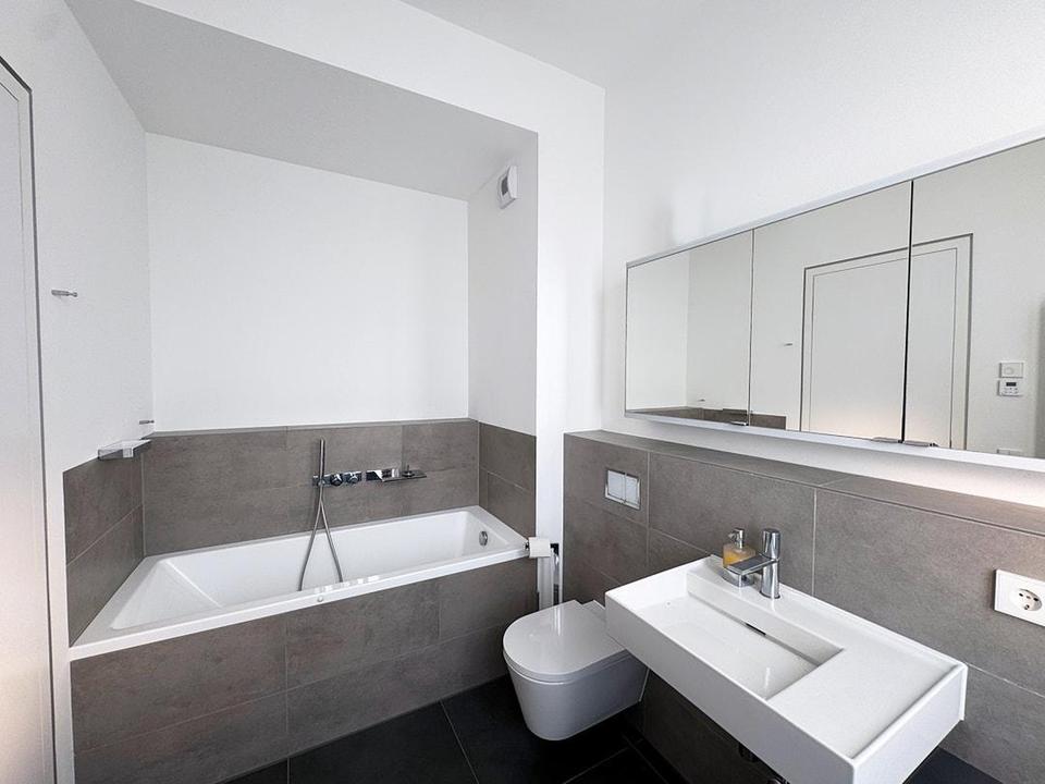 Skyline-Logenplatz & Lichtflut über dem Ostend: Design-Penthouse mit 3m Deckenhöhe – Bild 11