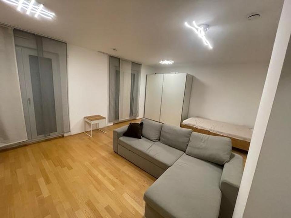 Stilvolle, neuwertige 1,5-Zimmer-Erdgeschosswohnung mit Einbauküche in Frankfurt am Main – Bild 2