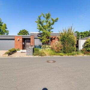 renovierter Bungalow mit 5,5 Zimmern, Schwimmbad und Doppelgarage