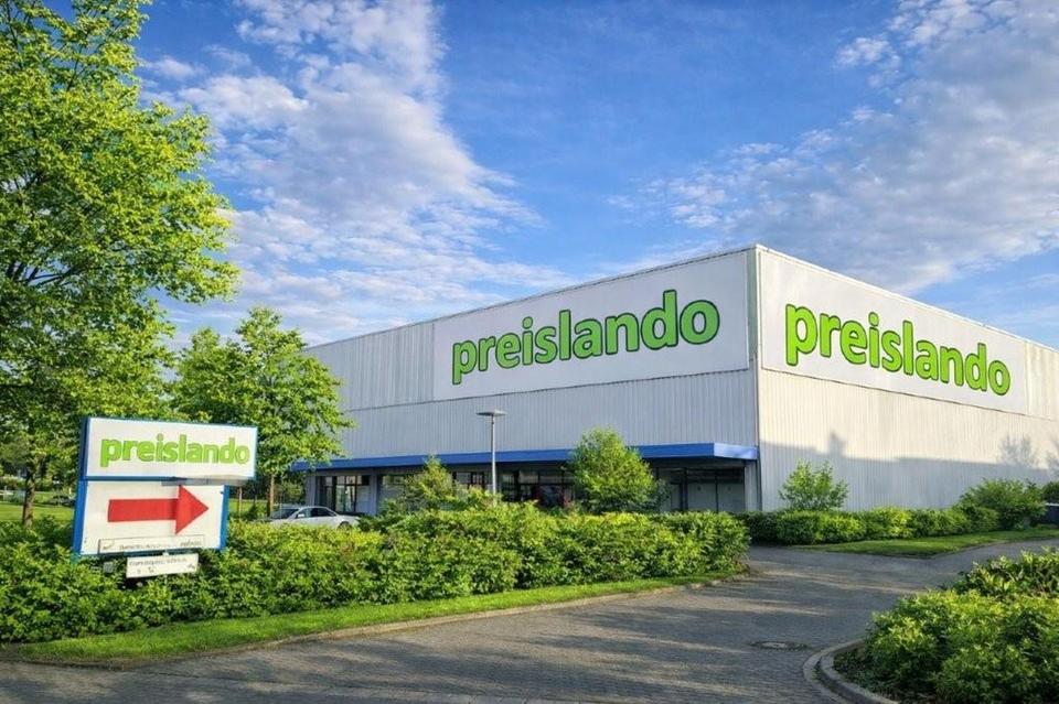 Logistikhalle von 1.700 bis 4.400 m² mit Bürofläche mit Hochregalen