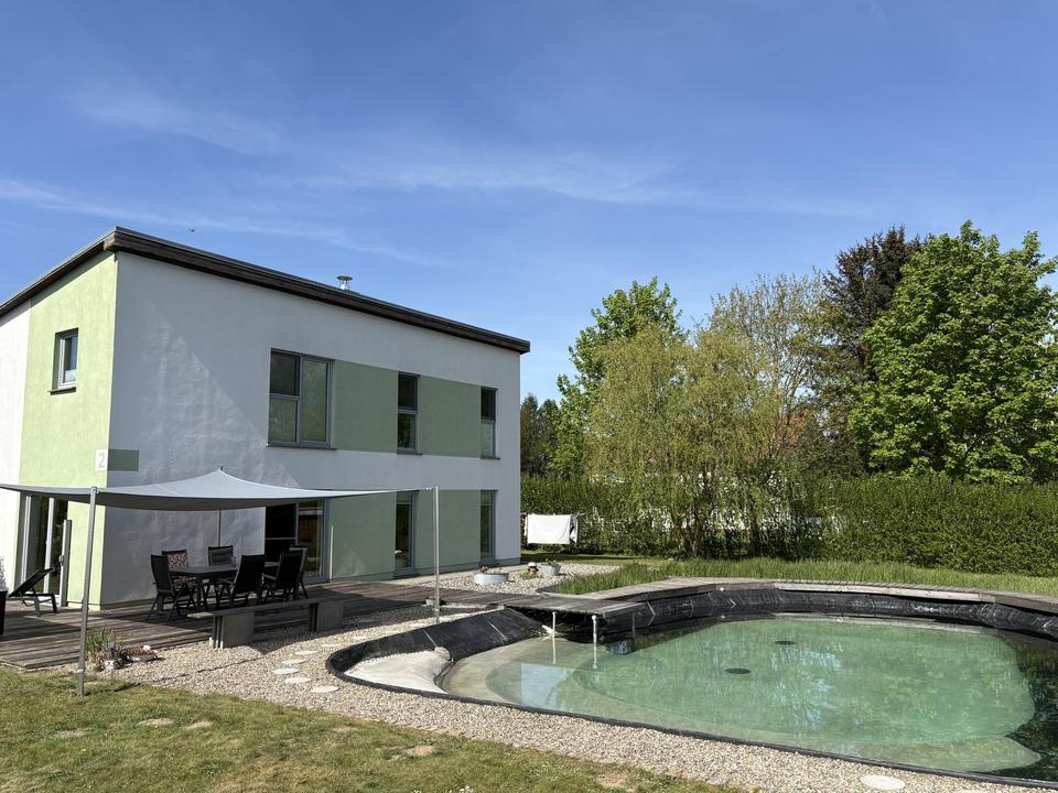 Architektenhaus (KfW 40) mit Schwimmteich + Nebengebäude ( 78 m²)+Solar