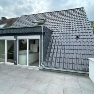 Sanierte Dachgeschosswohnung mit großer Terrasse und EBK