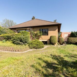 Traumhafter Bungalow mit großem Garten und Garage