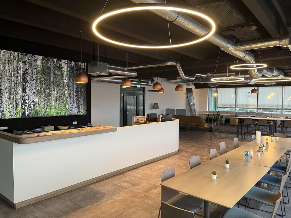 Bezugsfertige Bürofläche mit Glasbüros, Lounge & Top-Anbindung – möbliert möglich – Bild 14