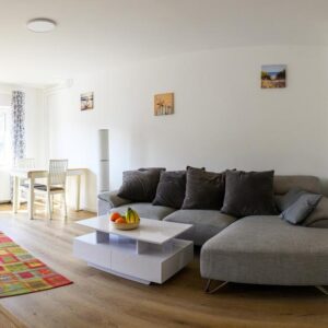 [Möbliert] Moderne Wohnung in Alsternähe mit Balkon | Zentral und Blick ins Grüne