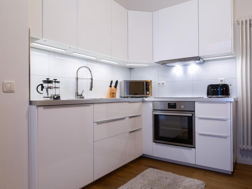 All-inclusive! Hochwertig möblierte Wohnung mit Einbauküche und Balkon – Bild 5