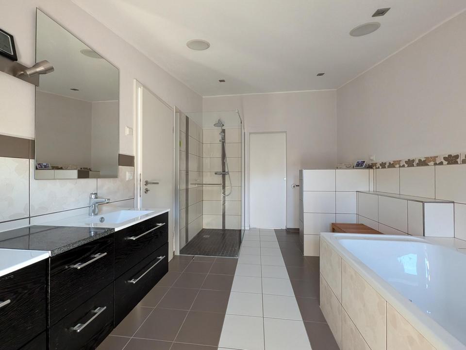 Architektenhaus (KfW 40) mit Schwimmteich + Nebengebäude ( 78 m²)+Solar – Bild 17