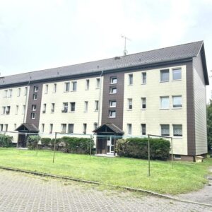 Stadt nah & im Grünen-frisch renovierte 2-Zimmer-Wohnung mit Garten ab sofort frei!