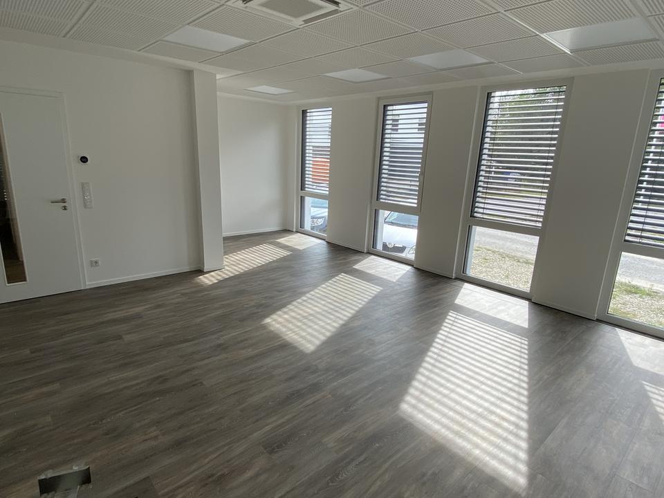 Lichtdurchfluteter Büroraum zu vermieten – Bild 4