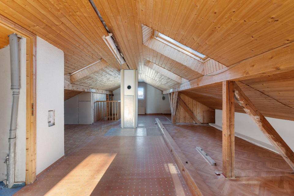 Sofort frei! Freistehendes Zweifamilienhaus mit 2 Garagen! – Bild 14