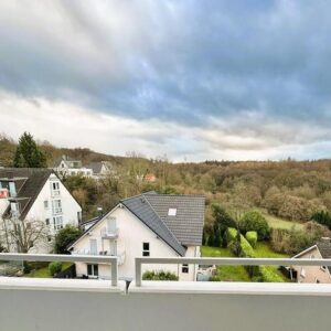 Attraktive, helle 2-Zimmer-Wohnung mit Einbauküche, Balkon und Stellplatz