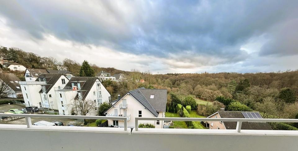 Attraktive, helle 2-Zimmer-Wohnung mit Einbauküche, Balkon und Stellplatz