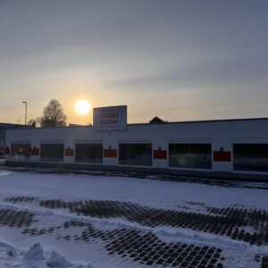 Vielseitige Gewerbefläche (Lager, Ausstellung, Büro uvm.) zur Miete – 988 m² mit PV Anlage