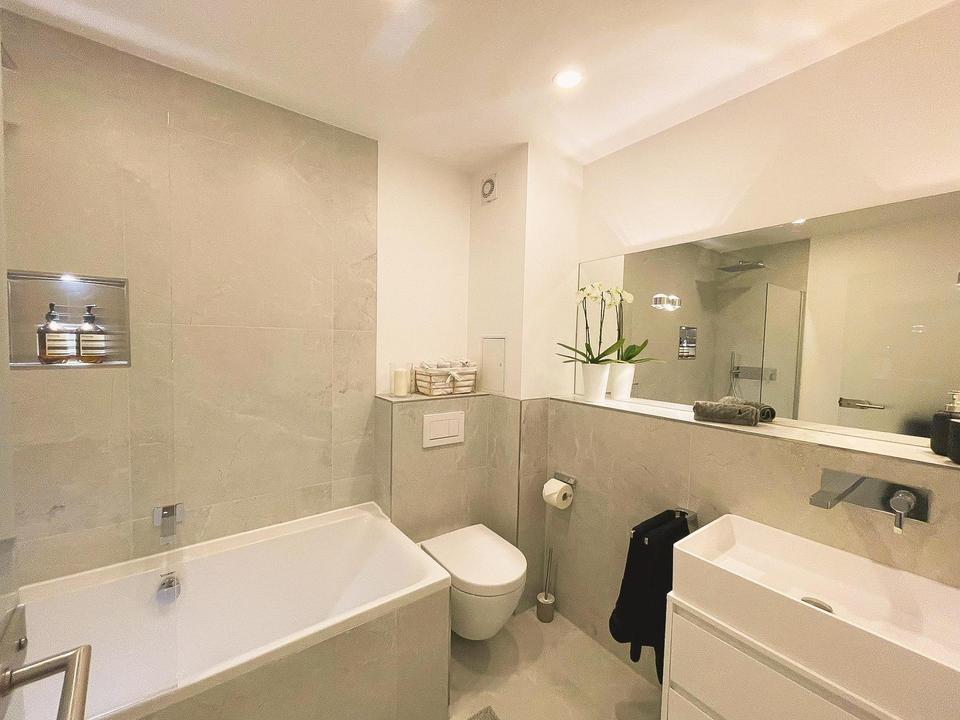 Top Sanierte 77qm Altbauwohnung in Berlin Mitte mit sonnigen Balkon – Bild 9