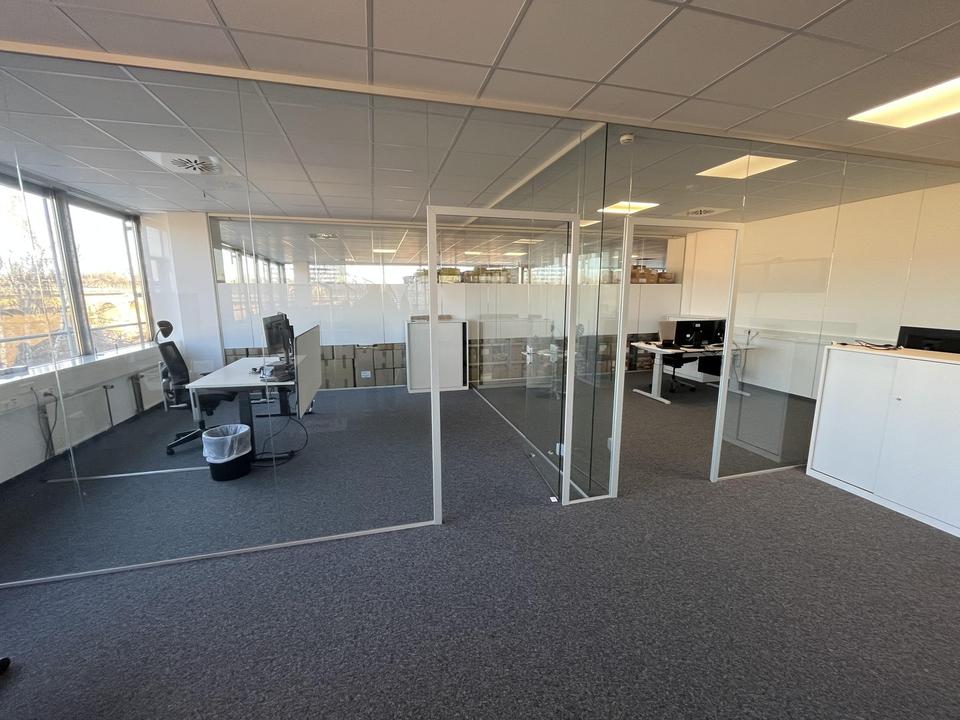 Bezugsfertige Bürofläche mit Glasbüros, Lounge & Top-Anbindung – möbliert möglich – Bild 11