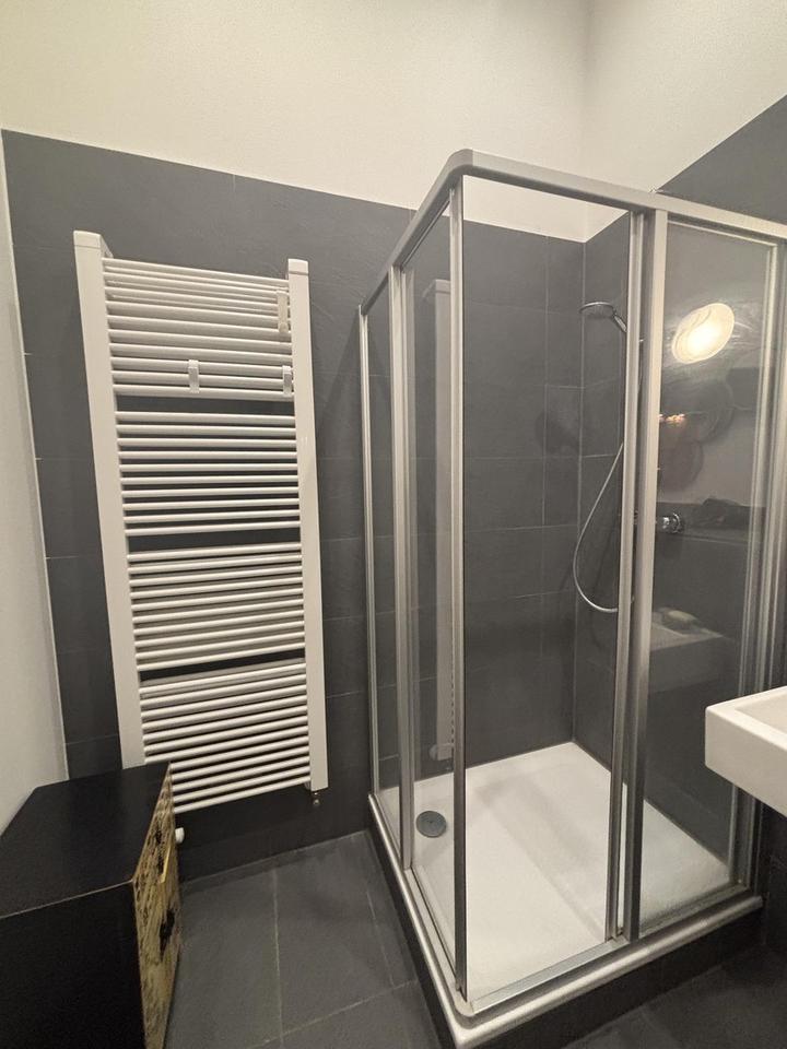 All-inclusive! Hochwertig möblierte Wohnung mit Einbauküche und Balkon – Bild 12