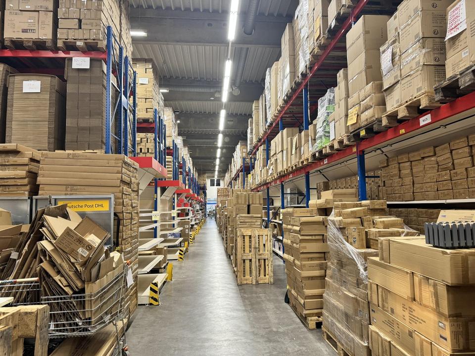 Logistikhalle von 1.700 bis 4.400 m² mit Bürofläche mit Hochregalen – Bild 4