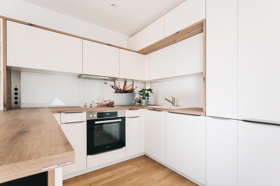 Helle Zwei-Raum-Wohnung mit offener Wohnküche in Top-Lage! – Bild 5