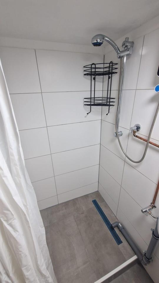 One Room Appartment with Toilette, Shower, Kitchen etc inside – Bild 3