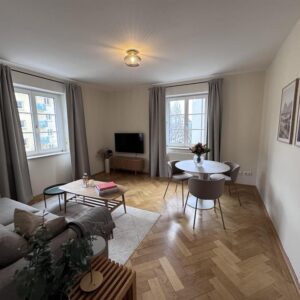 Denkmalgeschützter Altbau mit Charakter: Hohe Decken, viel Licht, stilvoll möbliert